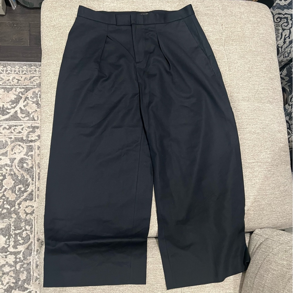 Banana Republic Black Pleated Wide Leg Cropped Pants. Size 8.